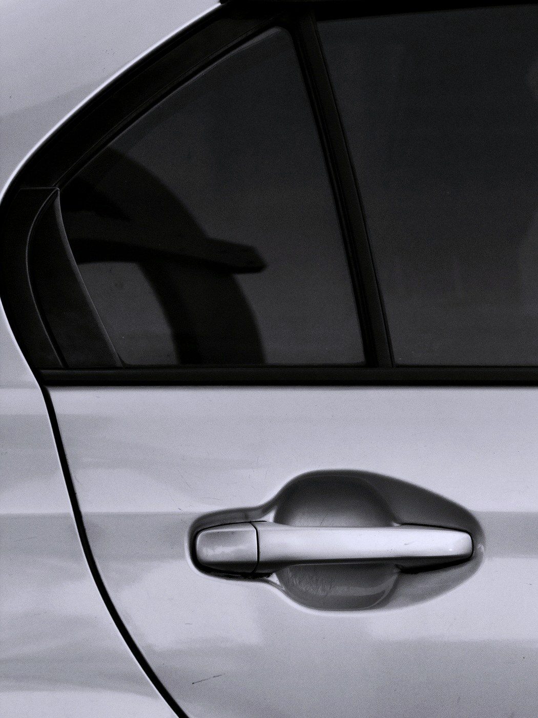 Détail de portière et finition carrosserie après reprise de teinte