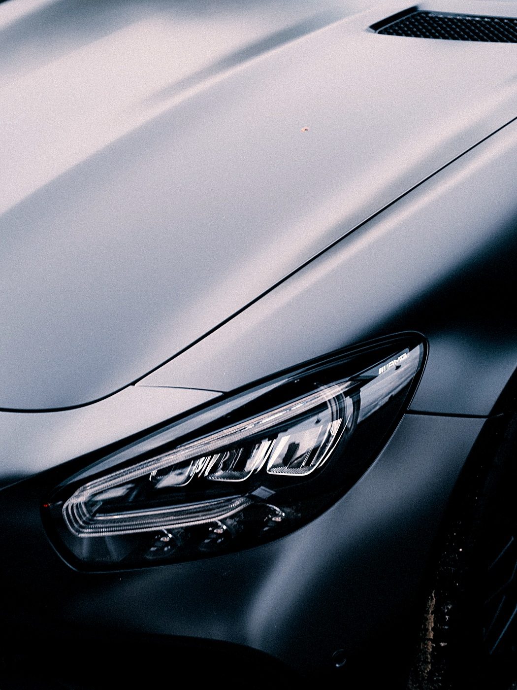 Détail de finition carrosserie et optique avant
