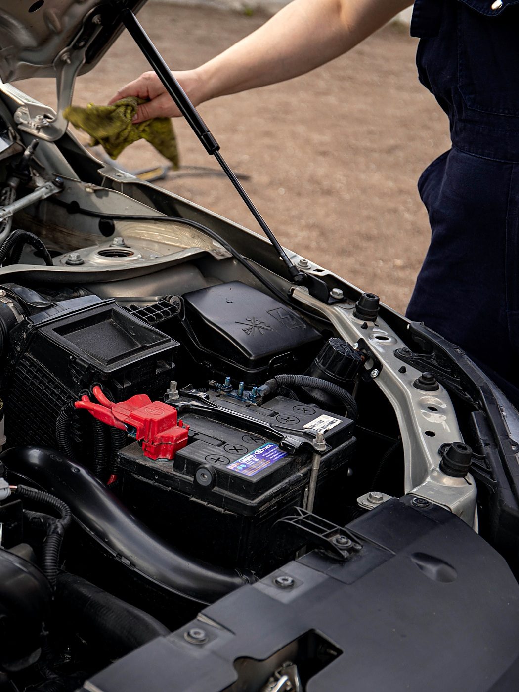 Technicien nettoyant le compartiment moteur lors d'une intervention mécanique