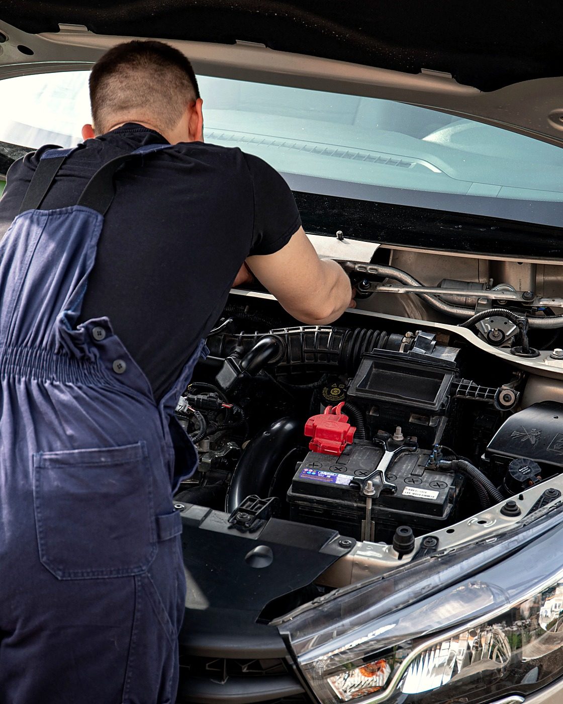 Technicien Vision Line Auto intervenant sous le capot d'un véhicule à Tanger