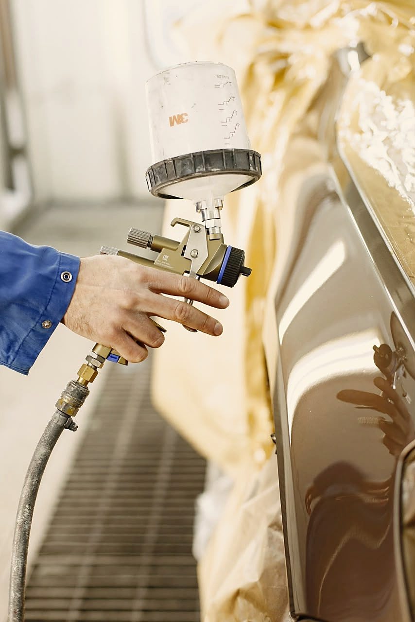Application de peinture au pistolet sur une carrosserie